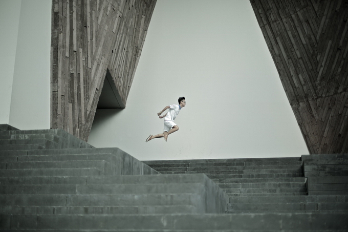 Le persone levitanti di Jeff Cheong e Jayden Tan