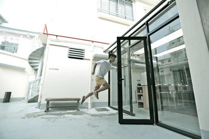 Le persone levitanti di Jeff Cheong e Jayden Tan