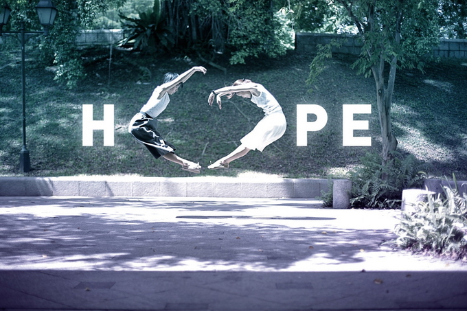 Le persone levitanti di Jeff Cheong e Jayden Tan