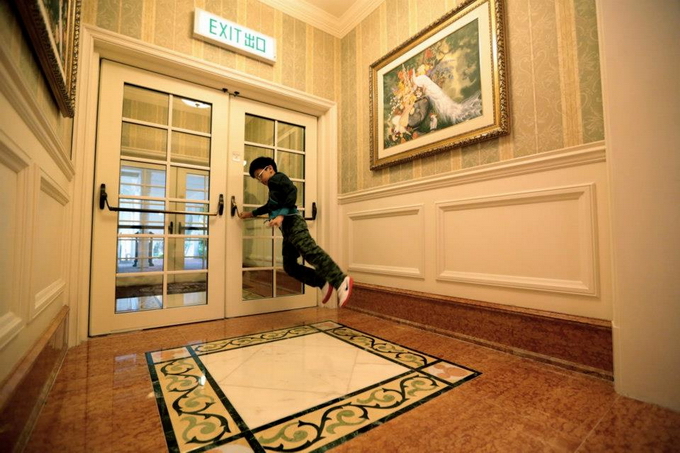 Le persone levitanti di Jeff Cheong e Jayden Tan