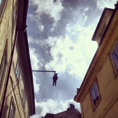 Statua di Freud appeso - by David Cerny