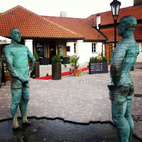 "Pissing Men" by David Cerny al Kafka Museum