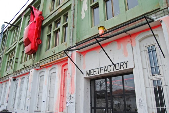 David Cerny - Červená auta