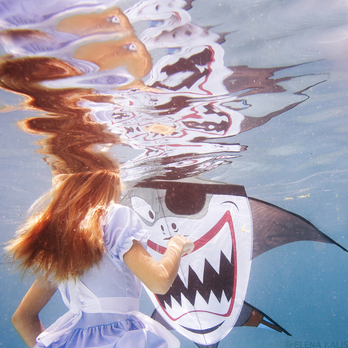 Elena Kalis - Alice in waterland