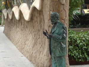 Porta della Finca Miralles - Statua di Gaudì