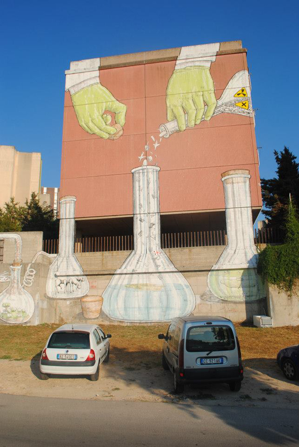 L'opera dello street artist Blu a Sassari (Piazza Aldo Moro a Carbonazzi)