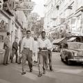 Pelè a 17 anni passeggia per una strada della Svezia prima del Campionato mondiale del 1958