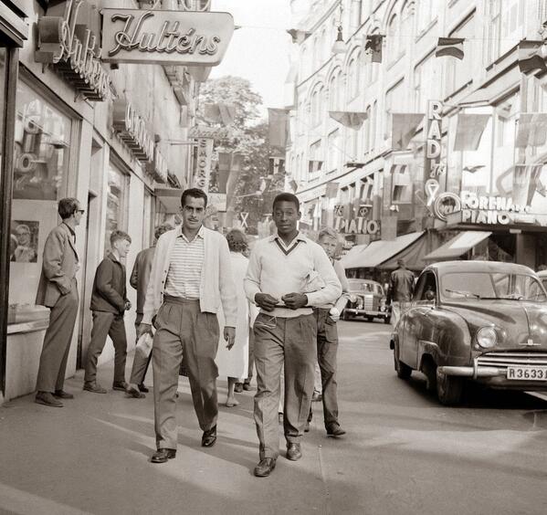 Pelè a 17 anni passeggia per una strada della Svezia prima del Campionato mondiale del 1958