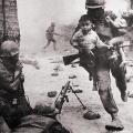 Un soldato salva un bambino vietnamita
