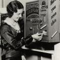 Un distributore automatico che vendeva sigarette per un centesimo. Inghilterra, 1931