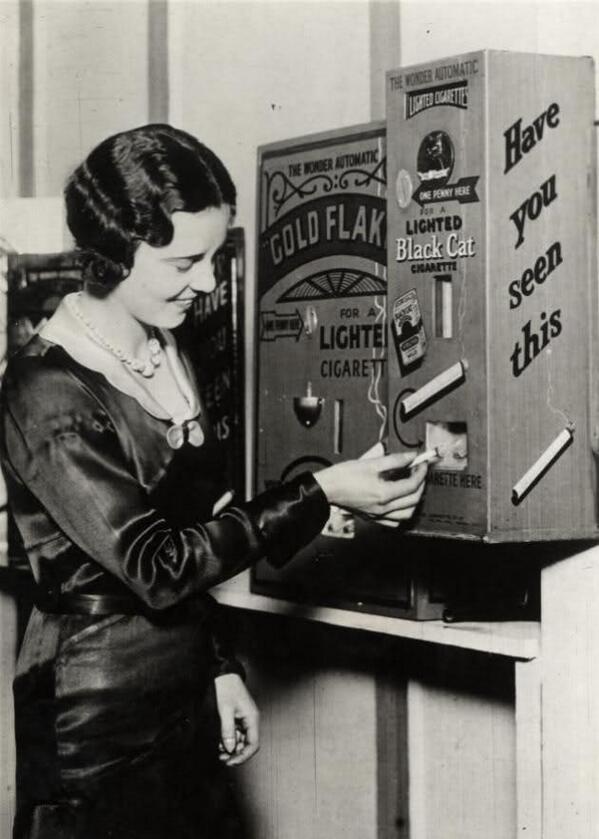 Un distributore automatico che vendeva sigarette per un centesimo. Inghilterra, 1931