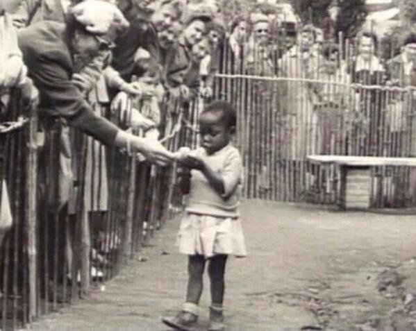 Bambina africana in uno zoo umano, Belgio 1958