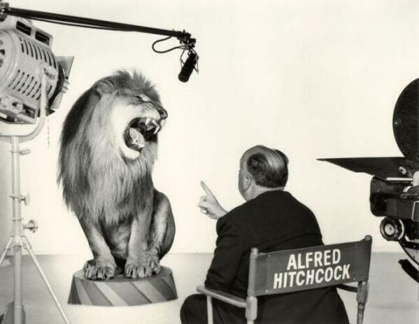 Alfred Hitchcock che dà indicazioni registiche al leone della Metro-Goldwyn-Mayer