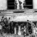 Soldati alleati deridono Hitler in cima al balcone alla Cancelleria del Reich. Foto di Fred Ramage, 1945