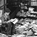Libreria a Londra rovinata da un raid aereo – 1940
