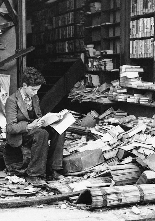 Libreria a Londra rovinata da un raid aereo - 1940