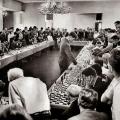 Bobby Fischer che gioca contemporaneamente con 50 avversari nel suo albergo di Hollywood, 1964