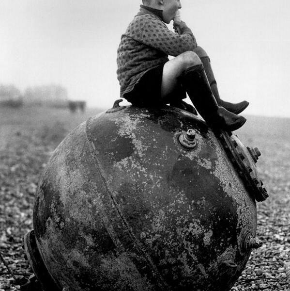Bambino seduto su una mina di mare - Kent - Inghilterra - 1945