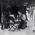Charlie Chaplin si trucca sul set di The Gold Rush, 1924