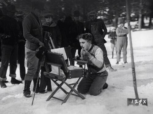 Charlie Chaplin si trucca sul set di The Gold Rush, 1924