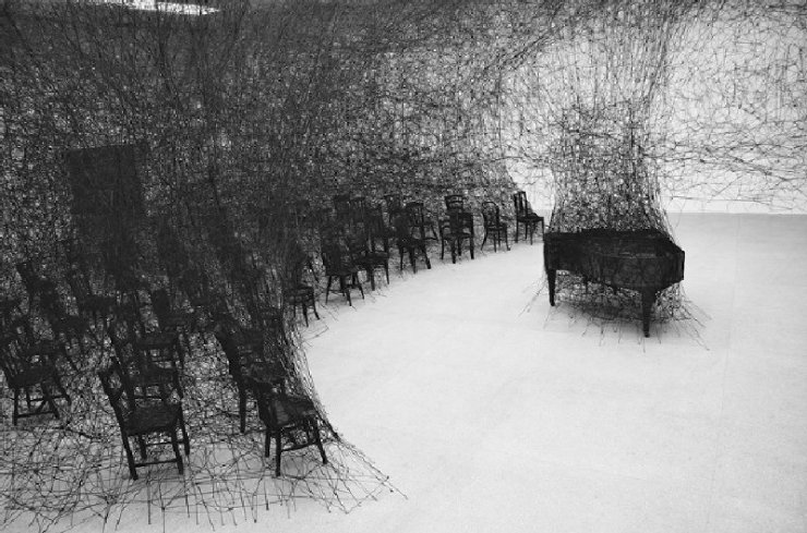 Installazione dell'artista giapponese Chiharu Shiota