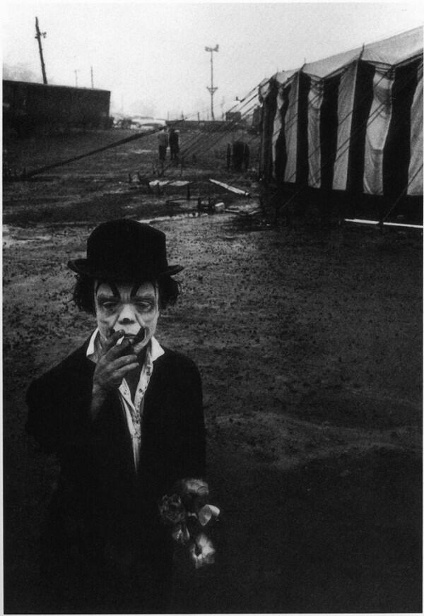 Il Clown di un circo in pausa sigaretta, 1958