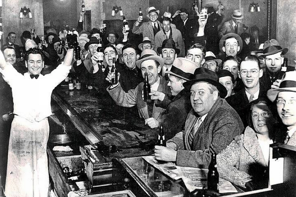 Cittadini celebrano la fine del proibizionismo negli Stati Uniti. Circa 5 dicembre 1933