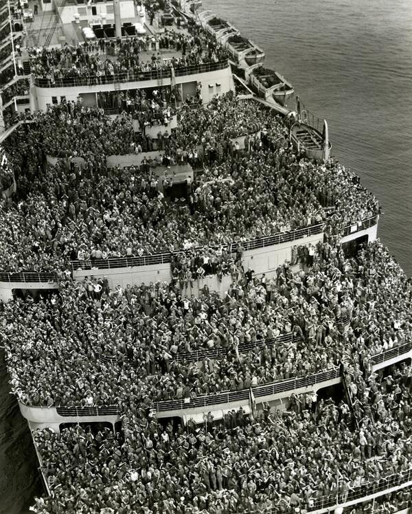 Nave affollata riporta le truppe americane al porto di New York dopo il V-Day, 1945