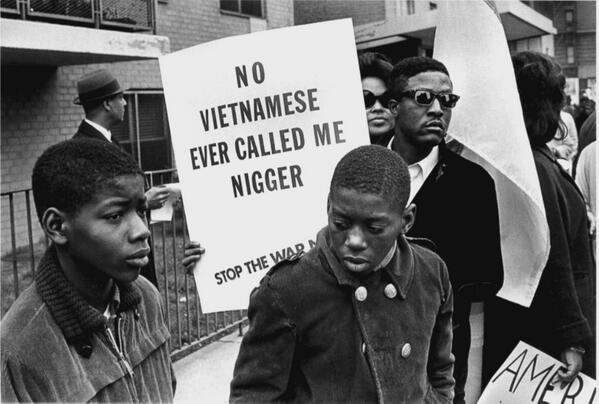 Un dimostrante ad l'Harlem per la Marcia per la Pace e contro l'oppressione razziale porta un segno contro la guerra, 1967