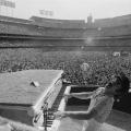 Elton John al Dodger Stadium a Los Angeles, Ottobre 1975