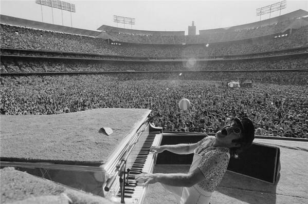 Elton John al Dodger Stadium a Los Angeles, Ottobre 1975