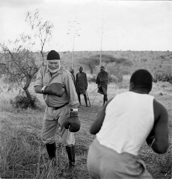 Ernest Hemingway fa boxe in Africa