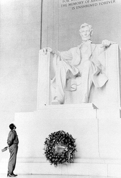 Fidel Castro di fronte alla statua in memoria di Lincoln