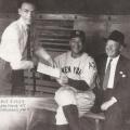 Frank Sinatra chiede  un autografo a Lou Gehrig nel 1939