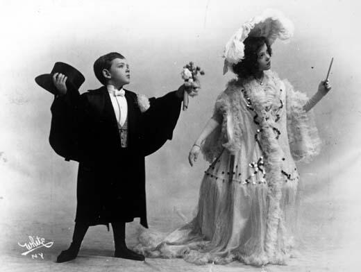 Fred Astaire, all'età di sei anni, sul palco Vaudeville con la sorella Adele, circa 1905