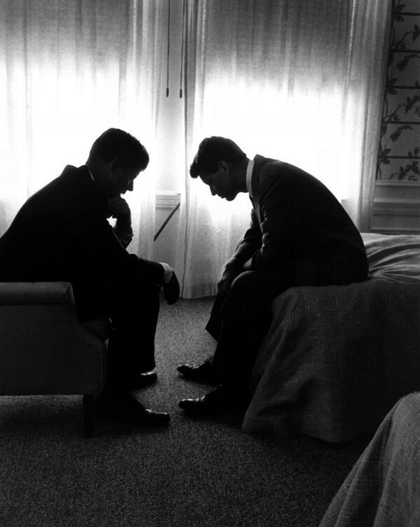 John F. Kennedy e Robert F. Kennedy, Los Angeles, 1960. Foto di Hank Walker