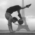 Giocoliere davanti alla Torre Eiffel, 1948