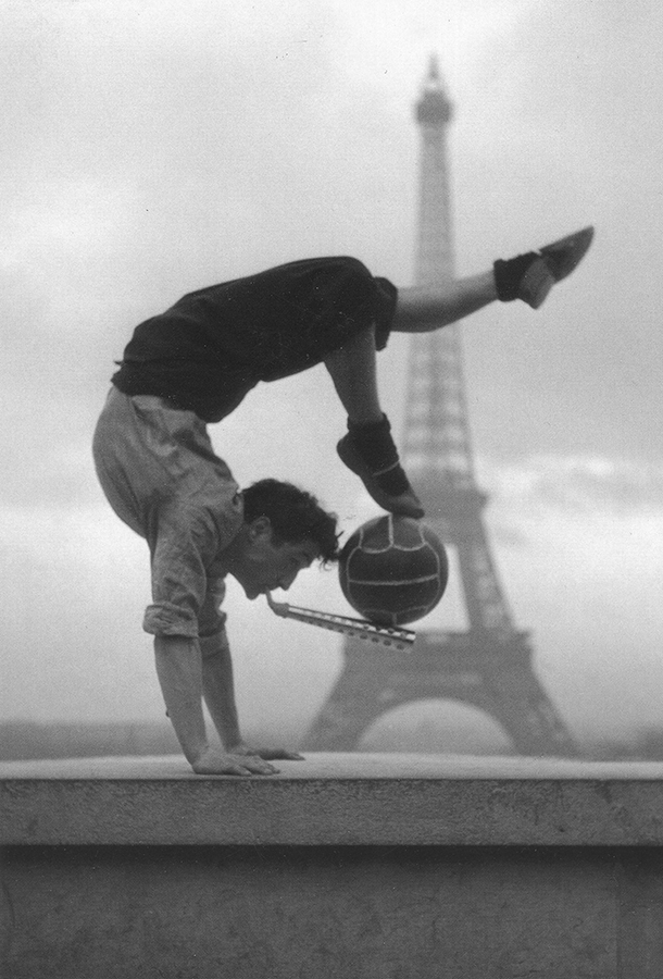 Giocoliere davanti alla Torre Eiffel, 1948