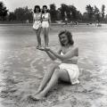 Donne che si divertono in spiaggia, 1945