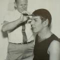 Leonard Nimoy si fa tagliare i capelli per impersonare Spock in Star Trek
