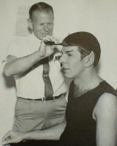 Leonard Nimoy si fa tagliare i capelli per impersonare Spock in Star Trek
