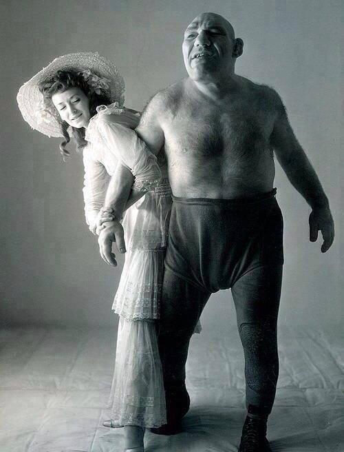 Maurice Tillet, un wrestler affetto da acromegalia. Morì nel 1954 e ha fatto da ispirazione per il personaggio del cartone animato Shrek