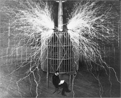 Nikola Tesla nel suo laboratorio, 1899