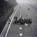 Persone fanno un pic-nic nel bel mezzo di una strada durante la crisi petrolifera del 1973