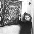 Bambina polacca cresciuta in un campo di concentramento disegna “casa” in un centro per bambini con disturbi. 1948