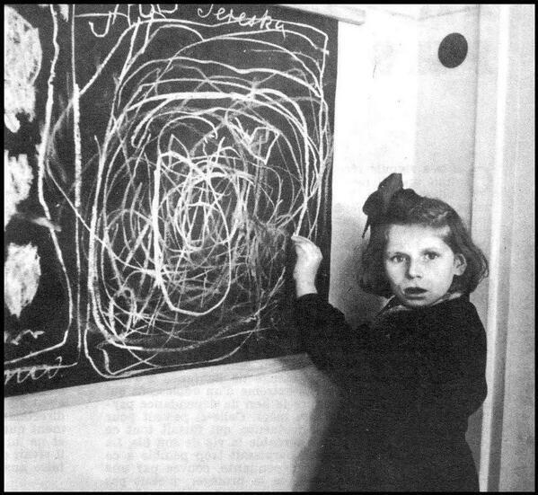 Bambina polacca cresciuta in un campo di concentramento disegna "casa" in un centro per bambini con disturbi. 1948