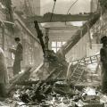Lettori sfogliano libri in una libreria di Holland House danneggiata da una bomba, Londra, 1940