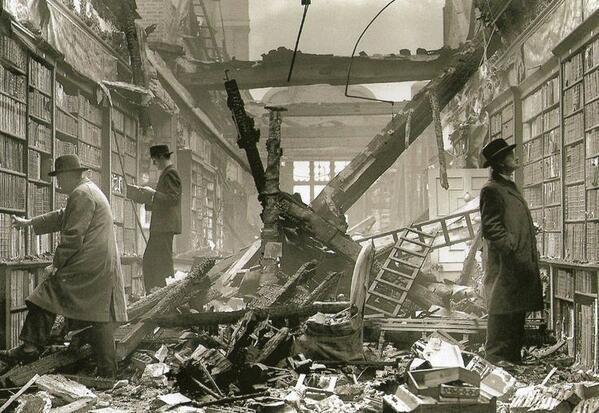Lettori sfogliano libri in una libreria di Holland House danneggiata da una bomba, Londra, 1940