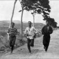Tre uomini corrono la prima maratona per i giochi olimpici del 1896