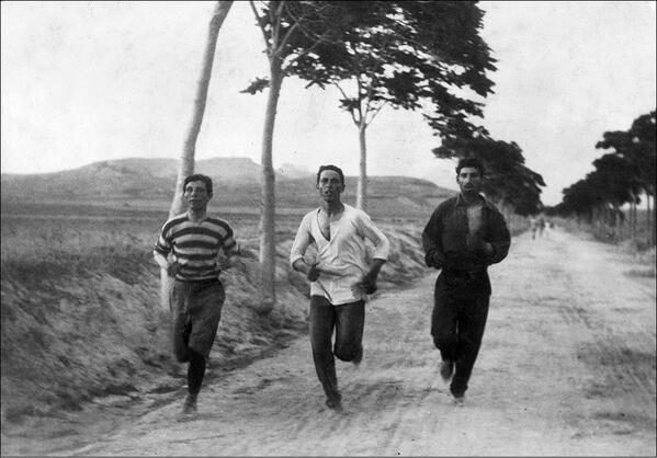Tre uomini corrono la prima maratona per i giochi olimpici del 1896